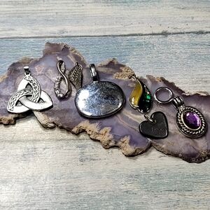 Eight Pendant Set.
